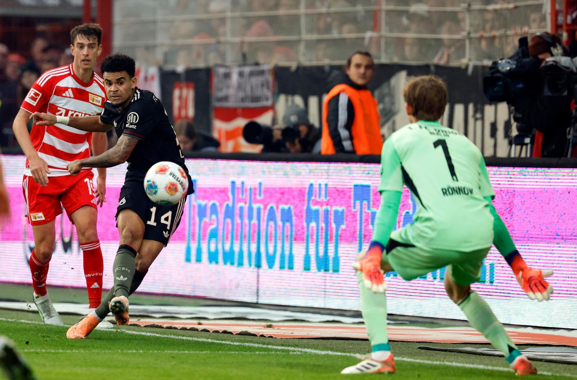 Luis Díaz le dio el empate parcial al Bayern Múnich al minuto 38 (AFP)