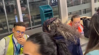Los pasajeros del vuelo Bogotá-Cali denunciaron falta de respuestas oficiales y una atención limitada durante la noche en El Dorado - crédito captura de pantalla El Tiempo/X