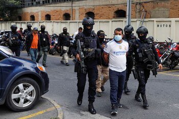César Isaías Tello es escoltado por la policía después de ser detenido durante una operación contra el tráfico de personas cerca de la frontera con México (Foto: REUTERS/Luis Echeverria)