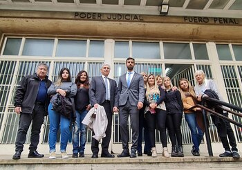 Sobrevivientes, familias y abogados, en