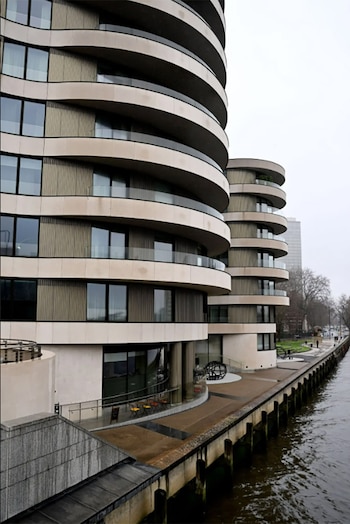 El complejo residencial de lujo Riverwalk en Londres, donde Zac Brettler cayó desde un apartamento del quinto piso en circunstancias misteriosas en 2019