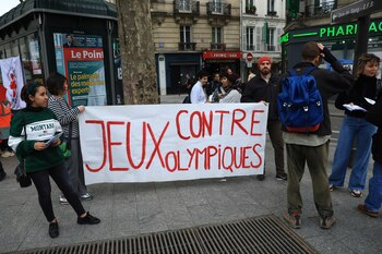 ARCHIVO - Activistas opuestos a