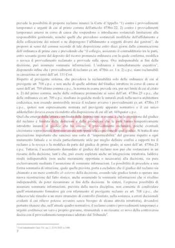Página de documento legal con texto denso en italiano, con una nota al pie y el número siete
