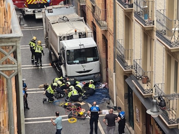 Un camión de la basura atropella a varias personas al perder el control en la plaza Navarrería de Pamplona (Eduardo Sanz Europa Press)