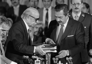 Ernesto Sabato junto a Raúl Alfonsín (Foto: AP)