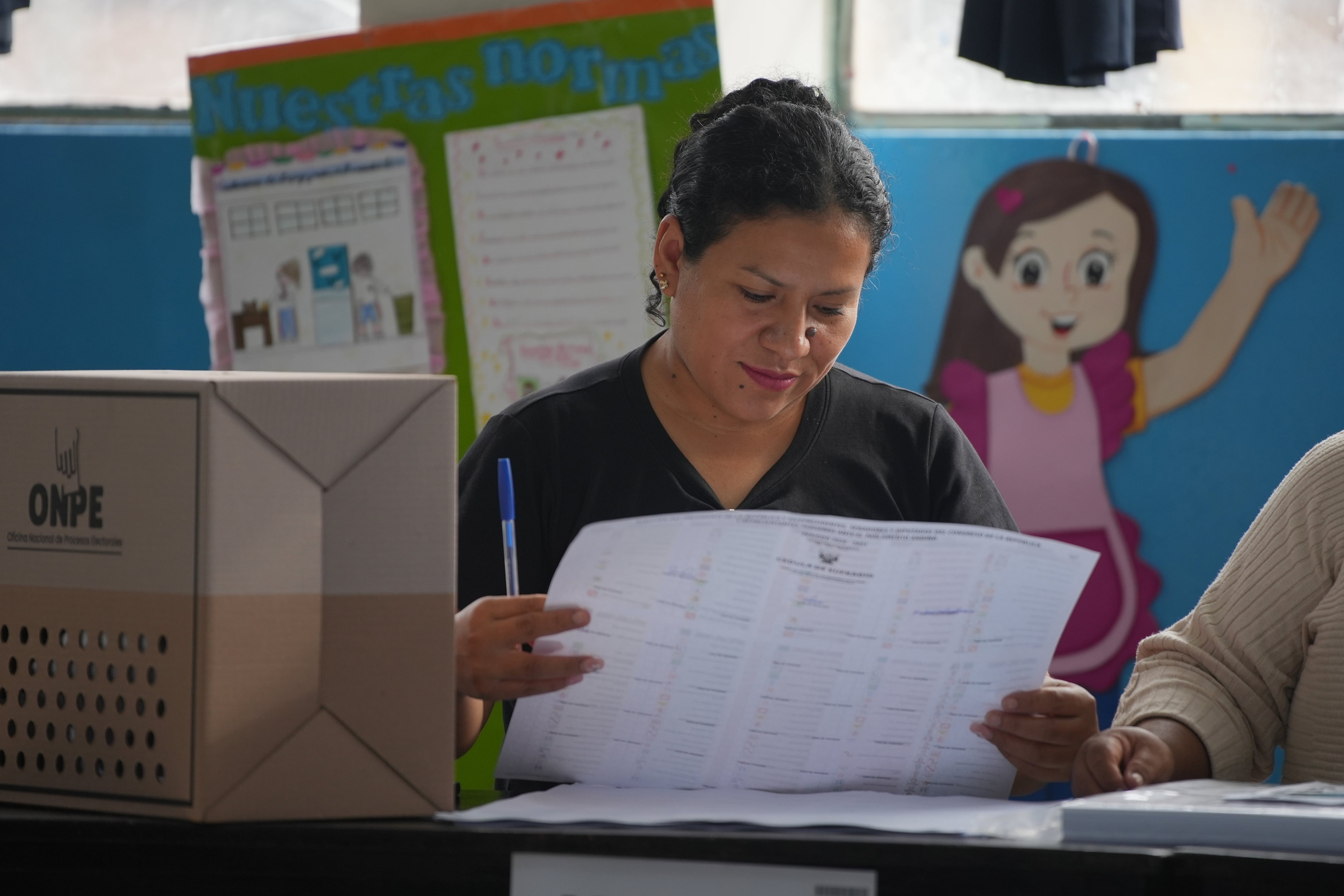 Electores y miembros de mesa acudieron desde temprano a los locales de votación de Lima para las Elecciones Regionales y Municipales 2026. (AP Foto/Guadalupe Pardo)