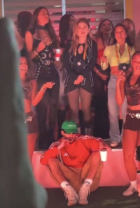 Galilea Montijo y Karol Sevilla junto con Bad Bunny en La Casita. (Instagram)