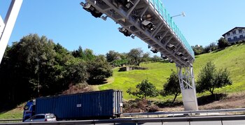 Vehículos recorriendo un tramo que