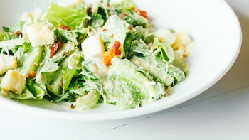 Receta fácil de salsa César casera: así se hace el aliño auténtico de la ensalada más famosa del mundo