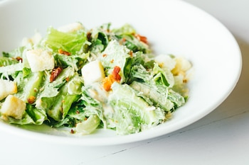 Receta de salsa césar para ensaladas (Magnific)