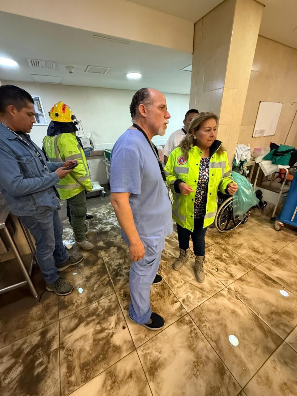 Josefina Estrada Martínez, titular del IMSS en el Estado de México, también acudió al lugar horas después de las inundaciones. (X/@zoerobledo)