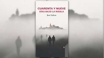 Portada del libro 'Cuarenta y Nueve Días Bajo la Niebla' de José Salem, con personas caminando en la niebla y una ciudad de fondo con un edificio rojo
