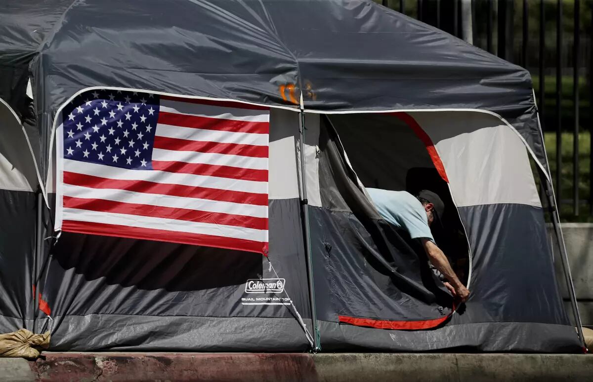 Solo los veteranos con discapacidad total causada por el servicio militar y sus viudos no casados pueden acceder al beneficio si cumplen los requisitos oficiales (Los Angeles Times)