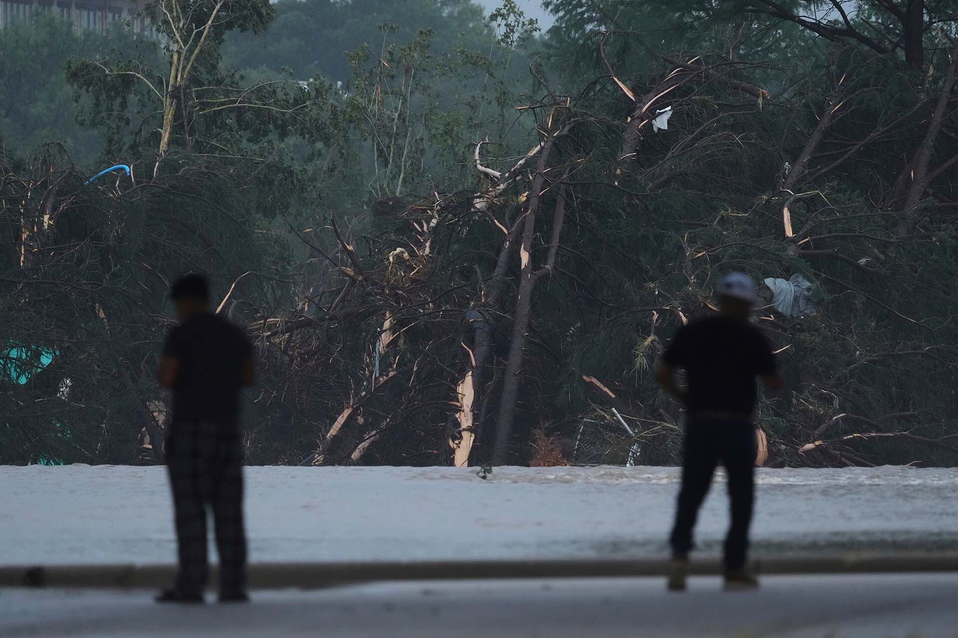 El saldo de las inundaciones en Texas supera los 100 muertos, incluidos 27 en un campamento de Kerr County. (AP Photo/Eric Gay)