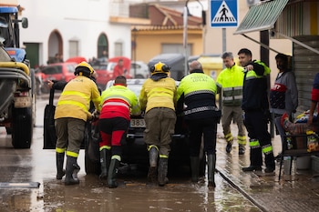 Efectivos de Infoca, policía local
