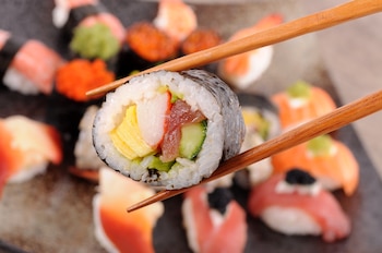 El sushi puede favorecer la aparición de anisakis (Magnific)
