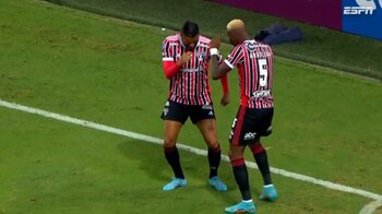 Arboleda sorprendió a la defensa ayacuchana y abrió el marcador.