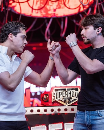 Lonche de Huevito e Willito se enfrentam com os punhos cerrados no palco vermelho, com o cinturão do campeonato