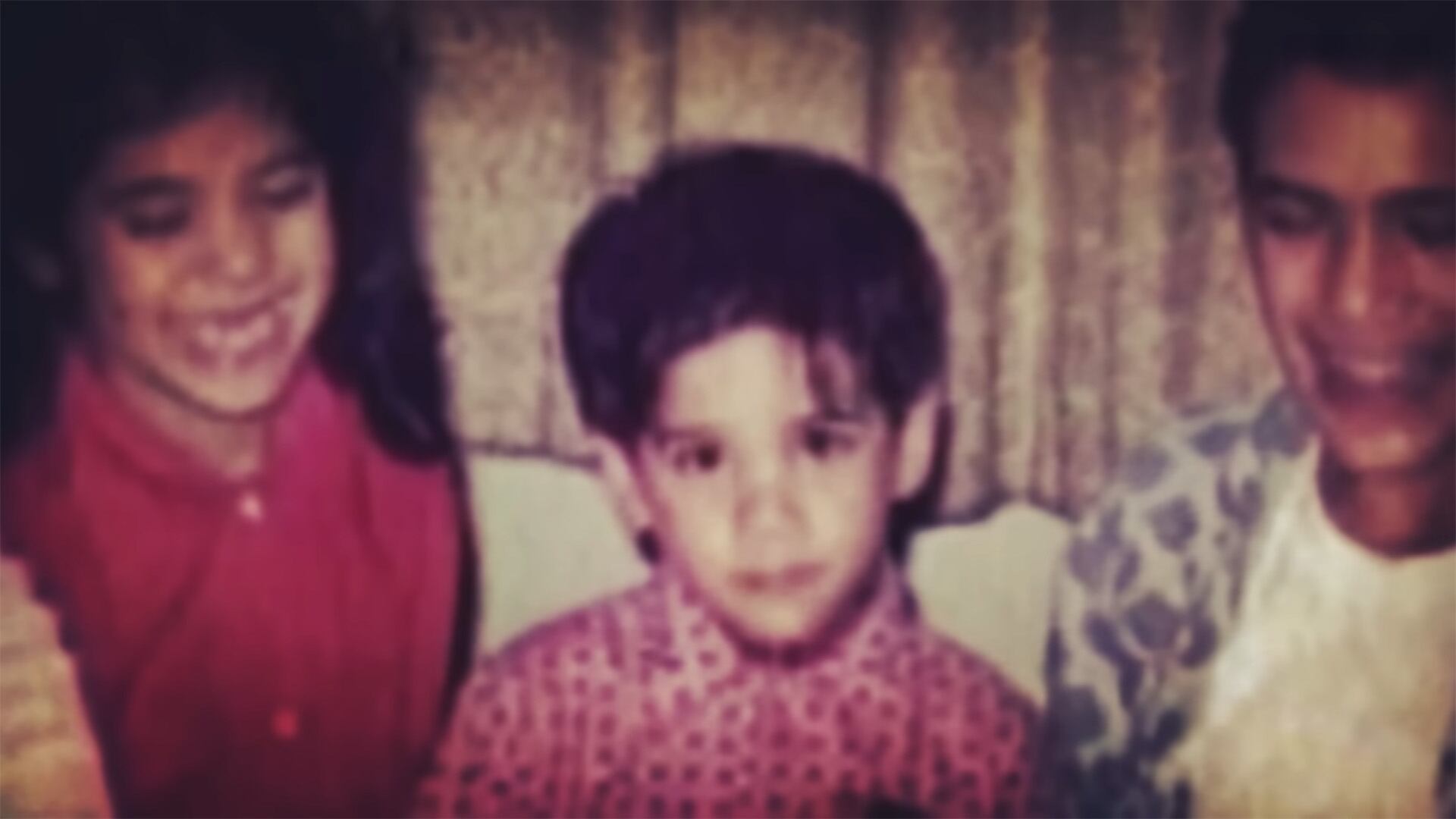 Andrew Cunanan cuando era niño. Antes de que su padre abandonara a la familia (Captura de video)