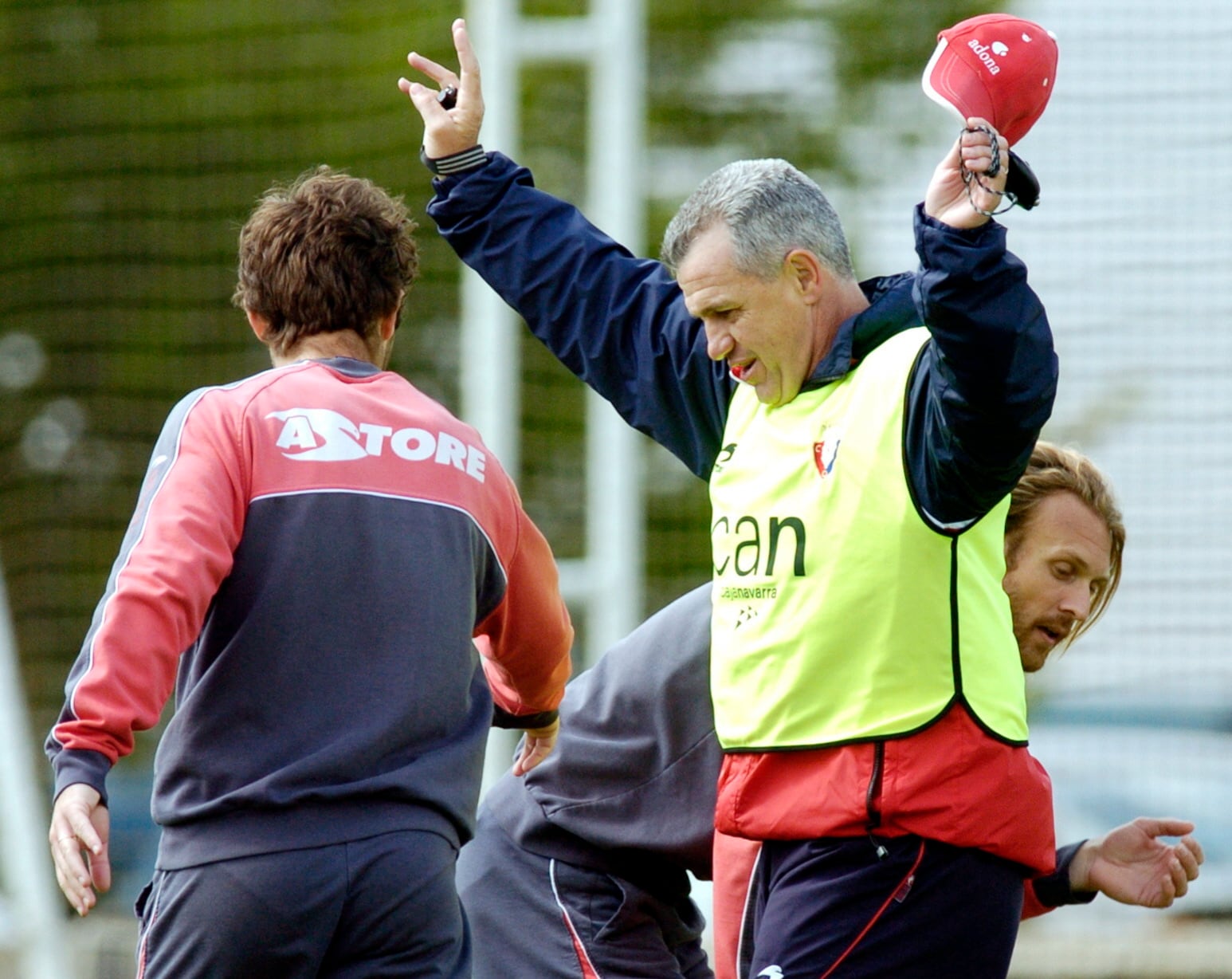 Imagen de 2006 del entonces entrenador mexicano de Osasuna, Javier Aguirre (c). EFE/JESUS DIGES/Archivo