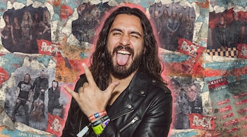 Hombre con cabello largo y chaqueta de cuero negra en primer plano frente a un collage con imágenes de bandas de rock.