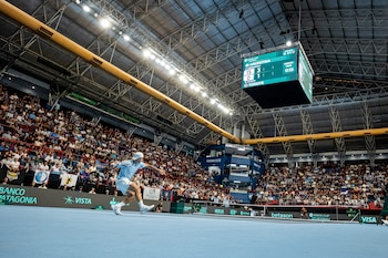 Francisco Cerúndolo ganó sus dos partidos ante Turquía. De fondo, las tribunas colmadas del estadio Ruca Che de Neuquén (Crédito: Prensa AAT)