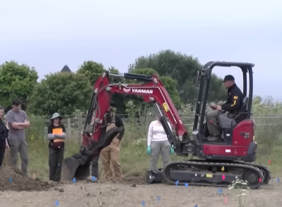 El operativo incluyó trabajos de excavación en áreas señaladas por la justicia para localizar restos ocultos bajo tierra (KPIX | CBS NEWS BAY AREA)