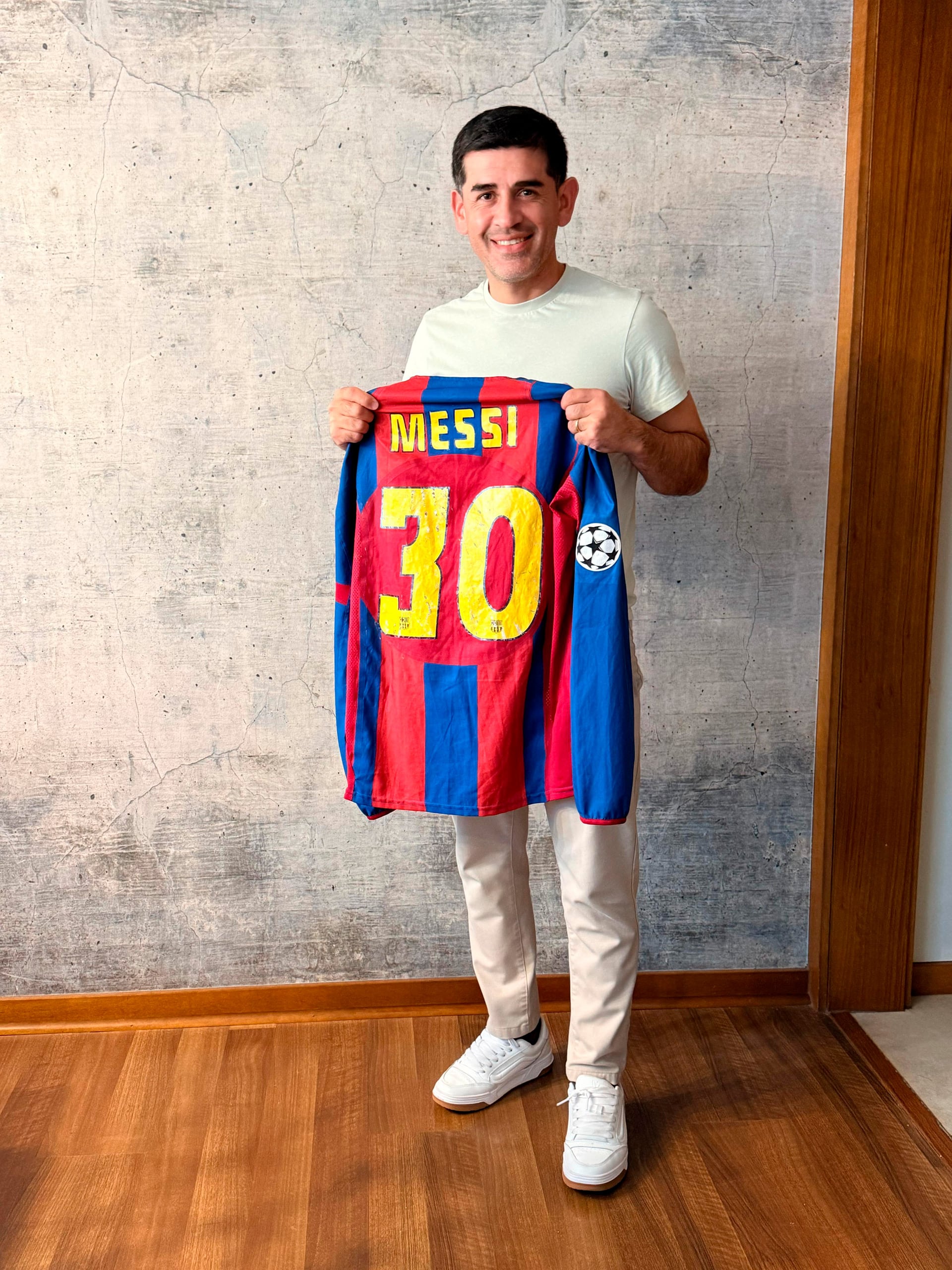 Barroso jugó con Messi en la Sub 20 y la Pulga le hizo llegar una camiseta suya del Barcelona