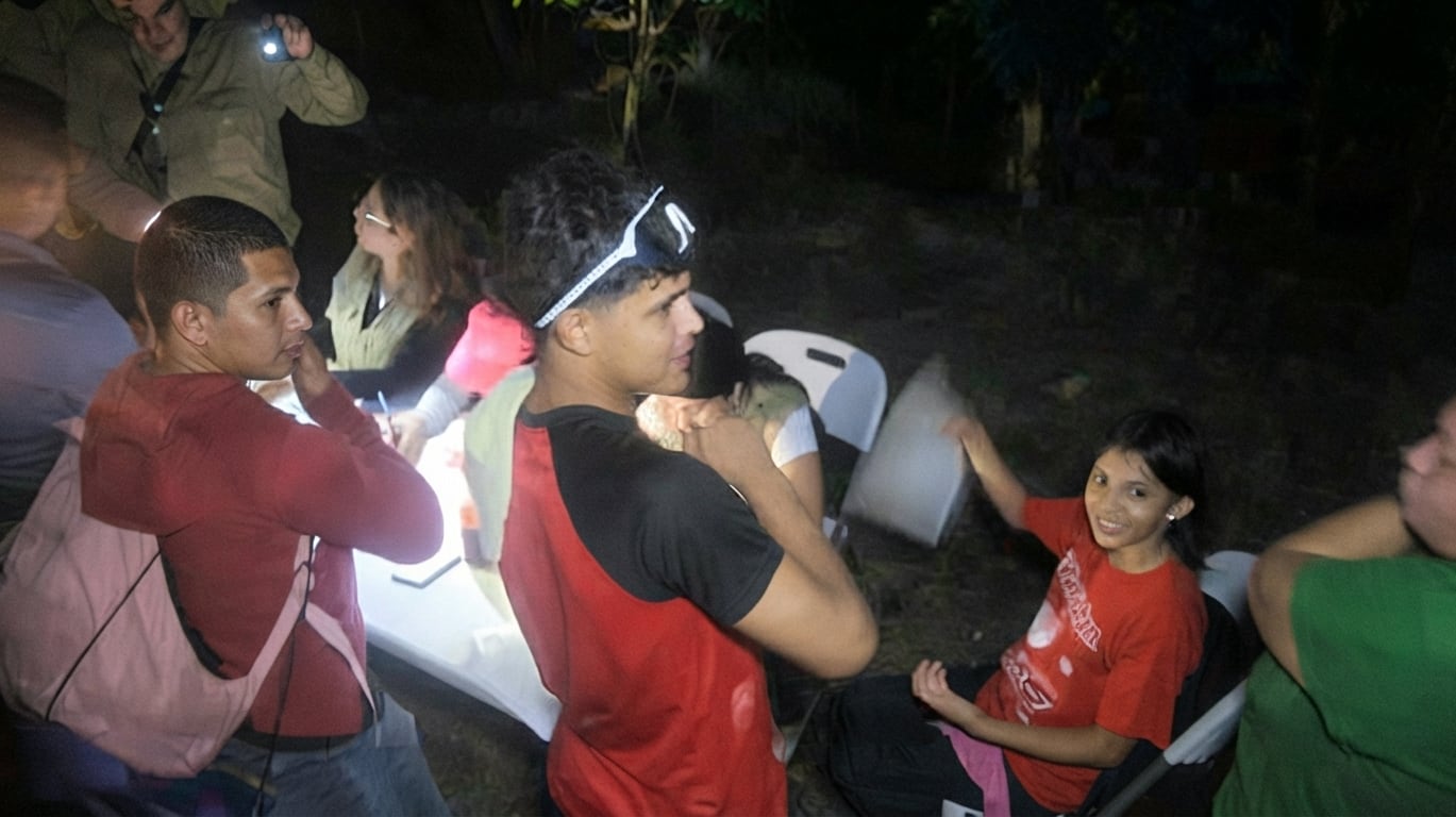 Migrantes hondureños llegaron al puente Motagua, en Puerto Barrios, y reportaron permisos de tránsito por Guatemala durante un día. (Stereo Bahía)