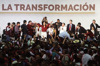 CIUDAD DE MÉXICO, 03MAYO2026.- Ariadna Montiel fue elegida como la nueva dirigente nacional de Morena tras la salida de Luisa María Alcalde, quién tomará el puesto de Consejera Jurídica de la presidencia, la ex secretaria del Bienestar alzó las manos de Andrés Manuel López Beltrán, Citlalli Hernández, Alfonso Durazo y la ex líder nacional, Luisa María Alcalde. FOTO: DANIEL AUGUSTO/ CUARTOSCURO.COM