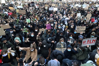 La protesta en Bruselas, Bélgica. Unas 1.200 personas se manifestaron en Amberes y varios centenares en Bruselas, Gante, Ostende y otras localidades belgas contra el racismo y en recuerdo del afroamericano George Floyd