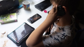 Así funciona Kids Act, la ley europea propuesta que limita el acceso a internet a niños y adolescentes para evitar depresión y adicciones