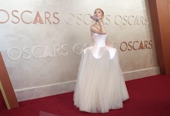 Para la alfombra roja, Ariana Grande lució un vestido rosa pastel de Schiaparelli, con volados estructurados y cristales flotantes, haciendo referencia a su personaje Glinda (REUTERS/Aude Guerrucci)
