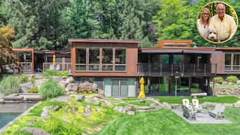 Vivienda de diseño moderno en un entorno natural con un retrato de sus propietarios - VisualesIA ScribNews