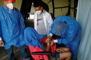 Foto de archivo ilustrativa de un trabajador de salud tratando a un paciente con COVID-19 en el hospital Poliedro de Caracas
Marc 21, 2021. REUTERS/Leonardo Fernandez Viloria
PROHIBIDA SU REVENTA O SU USO COMO ARCHIVO