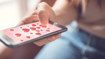 Este es el término popular en redes y apps de citas: love bombing, qué significa
