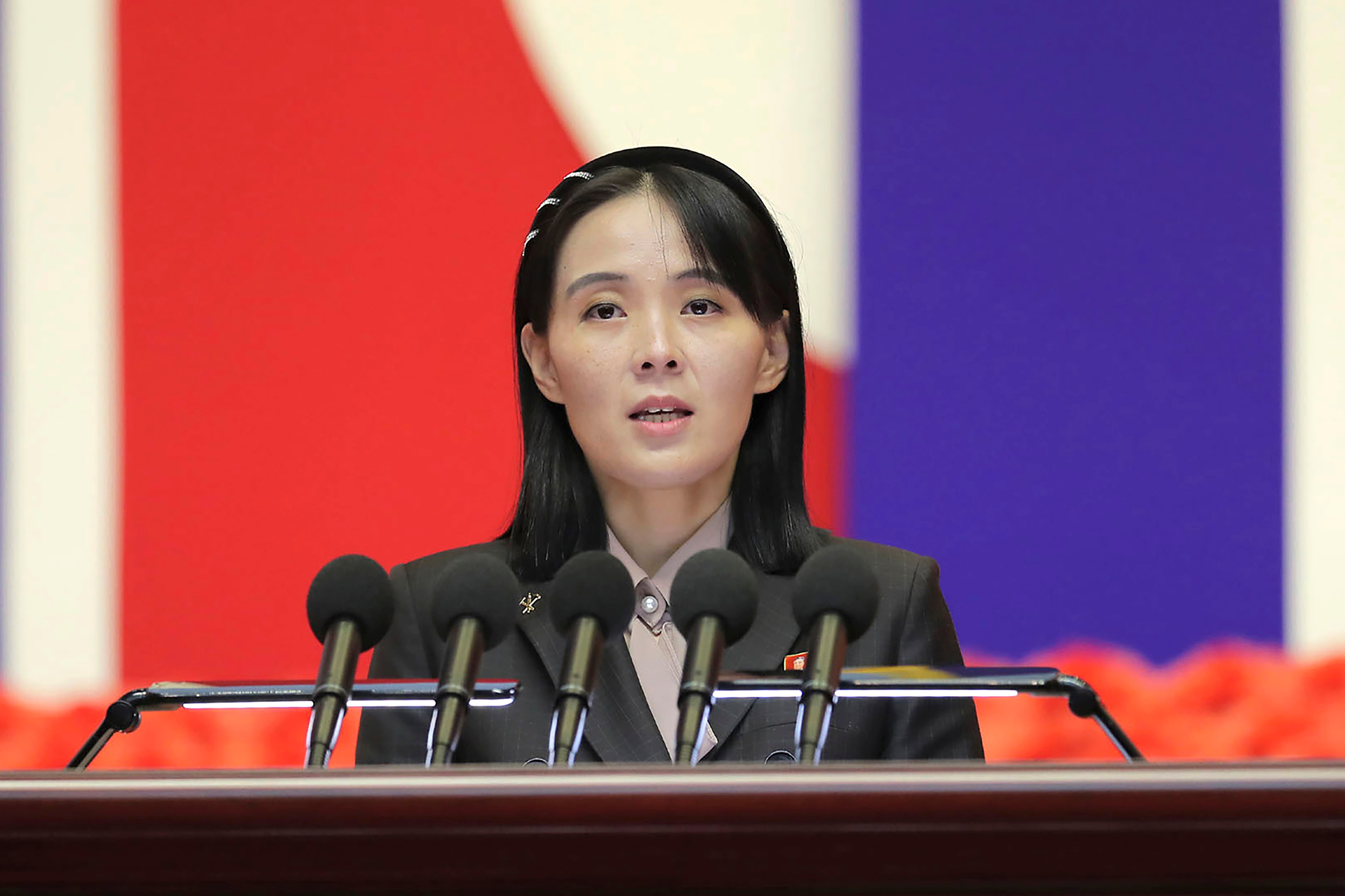 Kim Yo Jong pronuncia un discurso en Pyongyang, agosto de 2022. Conocida por su tono duro contra Corea del Sur y Estados Unidos, acaba de ser nombrada directora de departamento del Partido de los Trabajadores. (KCNA/Korea News Service vía AP, Archivo)