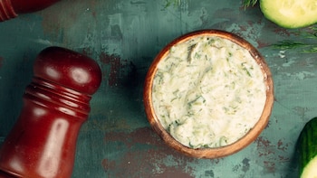 Cómo hacer salsa gribiche, la alternativa francesa a la mayonesa que combina genial con verduras y pescado