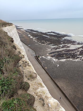 "Ruta costera del rey Carlos III de Inglaterra", un "paseo por los acantilados", Rottindean, Anglie. (Wikimedia/Fry72)