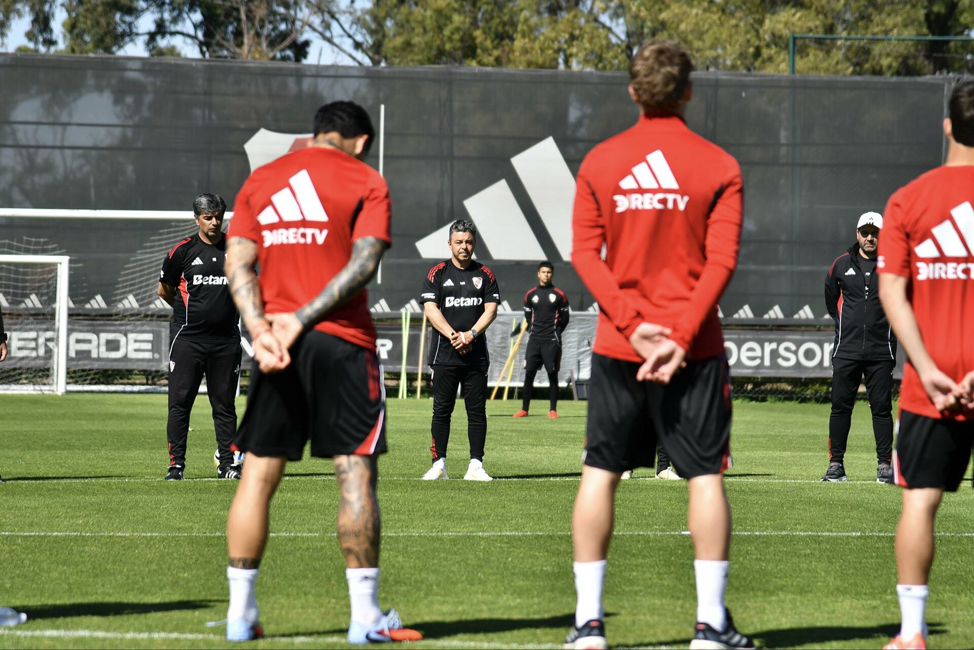 El minuto de silencio del plantel de River Plate antes del entrenamiento (Foto: @RiverPlate)