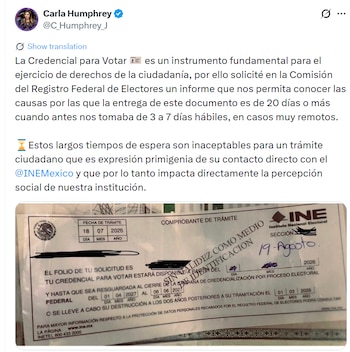 Captura de pantalla de un tuit de Carla Humphrey con un comprobante de trámite de una credencial para votar del Instituto Nacional Electoral
