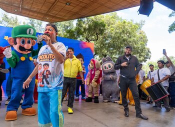 Cocolito, el payaso más reconocido de El Salvador asistió para hacer reír a las familias (Foto cortesía alcaldía de San Salvador)