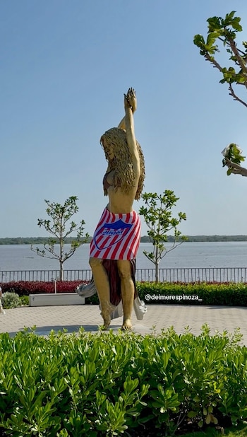 La estatua de Shakira en