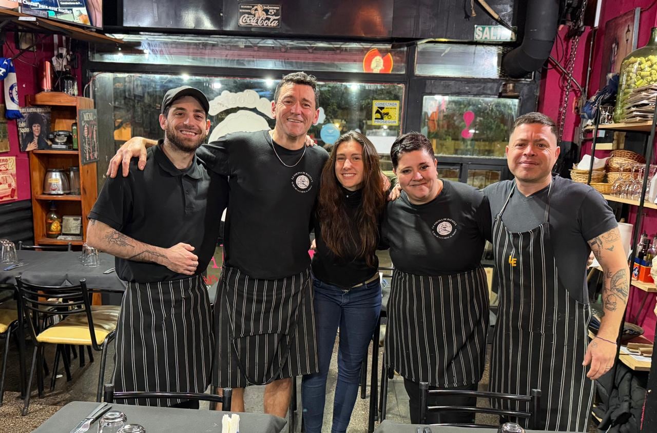 Las hijas de Espósito forman parte de su equipo en el bodegón. Aquí, junto a Valentina y algunos integrantes del staff