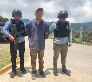 Los operativos fronterizos permitieron la entrega inmediata el presunto miembro criminal a las autoridades de El Salvador en el puesto de San Cristóbal. (Cortesía: PNC de Guatemala)