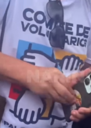 Hombre intentando quitar logo de Abelardo de la Espriella en evento de Juan Daniel Oviedo en Pasto - crédito Captura de Video Nariño Ahora/IG