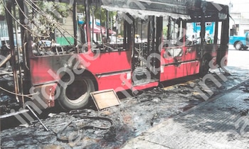 Fuego, cenizas y una condena millonaria: el colectivo que se prendió fuego en Flores y destruyó un puesto de diarios