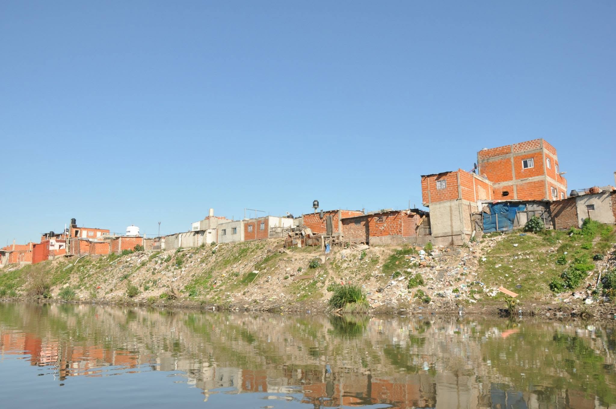 Asentamientos precarios sobre los márgenes del Riachuelo, que estaban sujetos al traslado por el fallo Mendoza (Foto: Acumar)