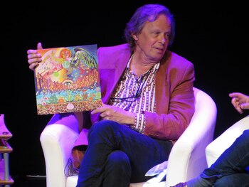 Joe Boyd muestra la tapa