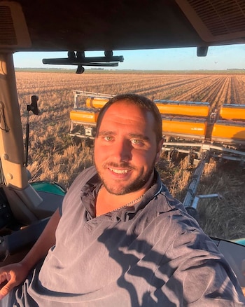 Manu trabajando en el campo,